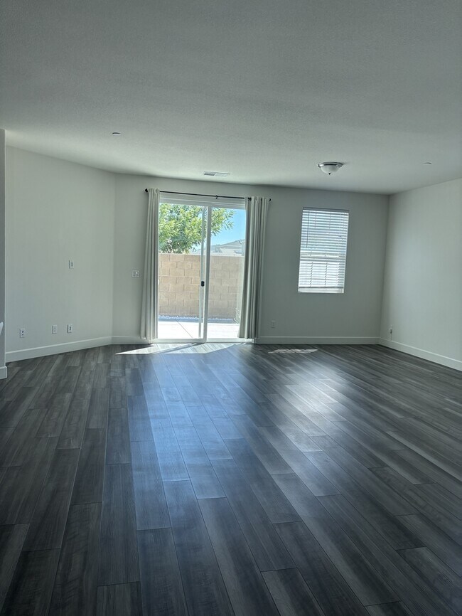 Building Photo - Beautiful 3 Bedroom 2 Bathroom Home
