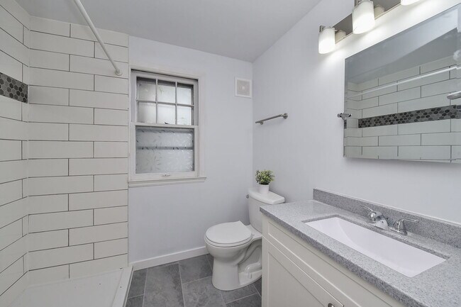 Building Photo - 536 S Main St