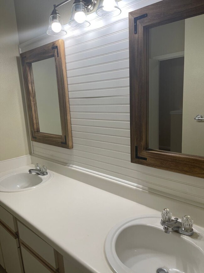 Building Photo - College Station - 4 Bedroom / 2.5 Bath / 2...