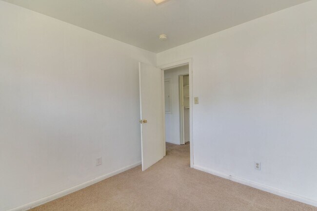 Building Photo - Welcome To Vintage Split-Level Living!