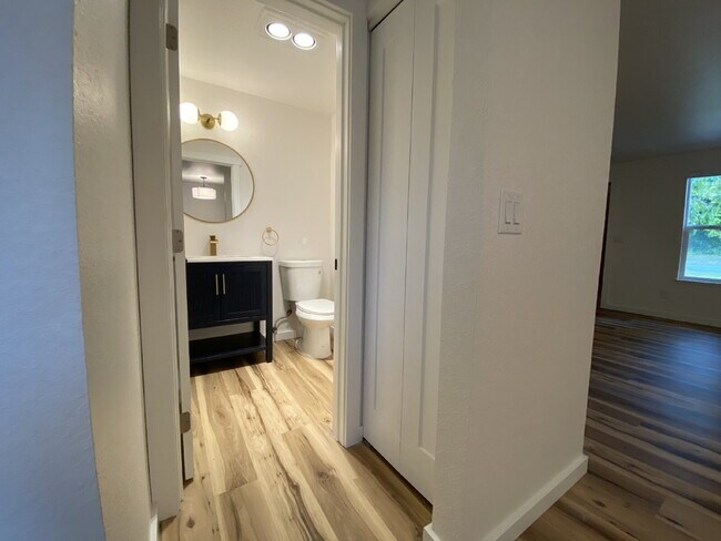 Building Photo - Spacious 3-Bedroom Remodeled Townhome in F...