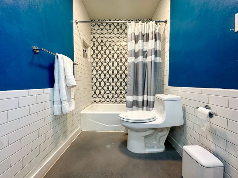 Building Photo - 2707 Ashdale Dr