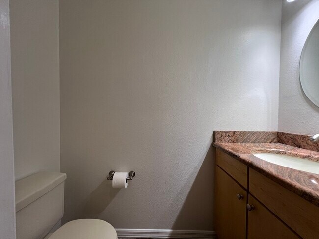 Building Photo - Beautifully updated 2 bedroom 2 1/2 baths ...