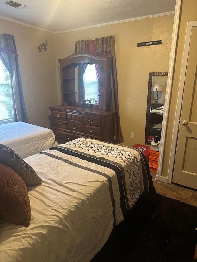 Building Photo - Refurbished - 3 bdrm 1.5 bath