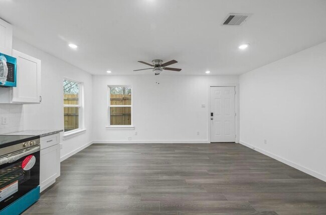 Building Photo - 7804 Crestview Dr