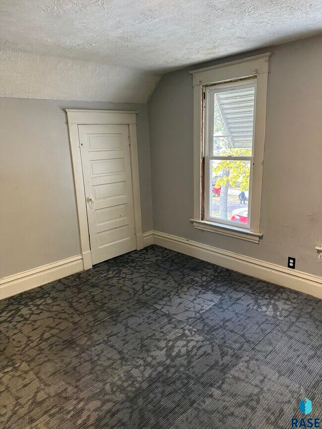 Building Photo - 714 S 1st Ave