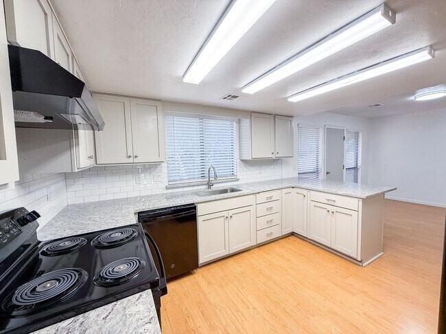 Building Photo - Beautifully Updated 4 Bedroom 2 Bathroom i...