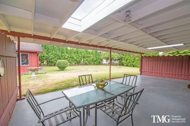 Building Photo - Beautiful Three Bedroom in Great Camas Nei...
