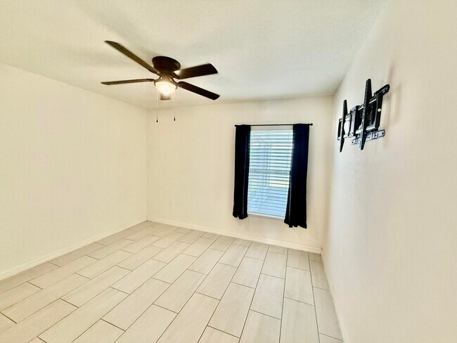 Building Photo - 949 SW Fisherman Ave