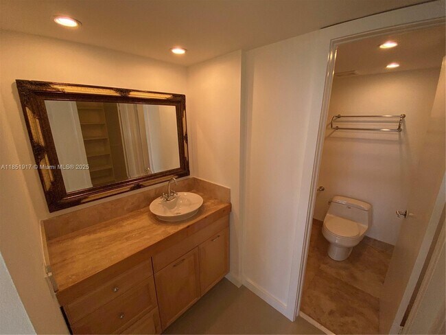 Building Photo - 801 N Venetian Dr