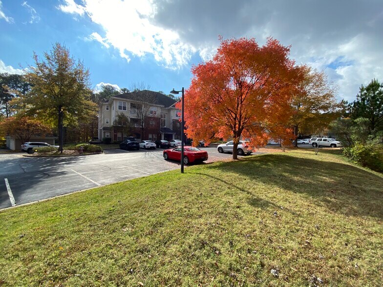 Building Photo - 833 Providence Glen Dr