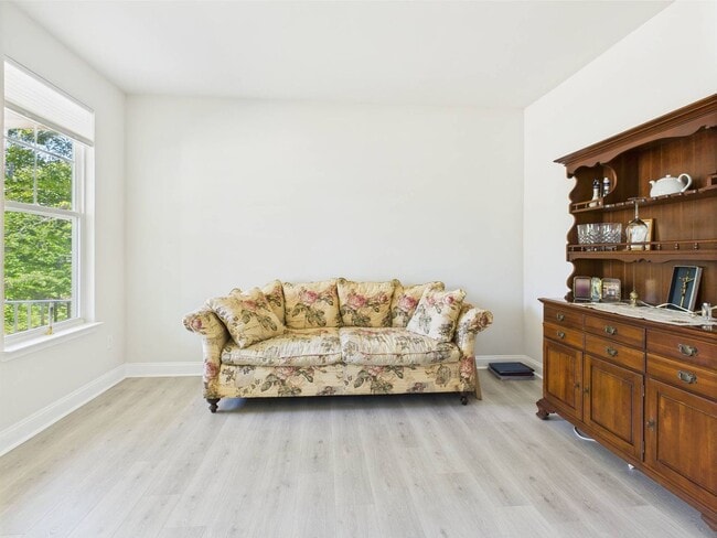 Building Photo - Stunning 5 Bedroom 4.5 Bathroom Located in...