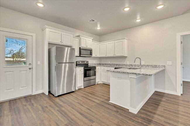 Building Photo - 414 N Tucker Ave