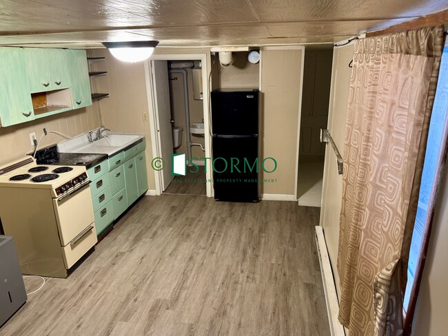 Building Photo - 914 8th Ave S