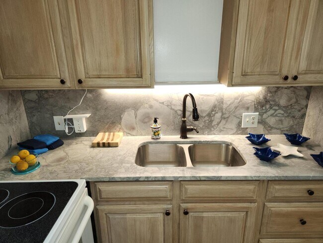 Building Photo - 106 Suffolk C