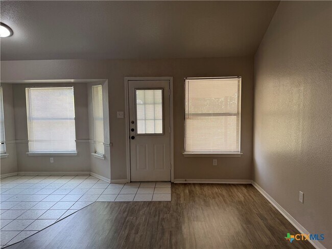 Building Photo - 916 Whirlaway Dr
