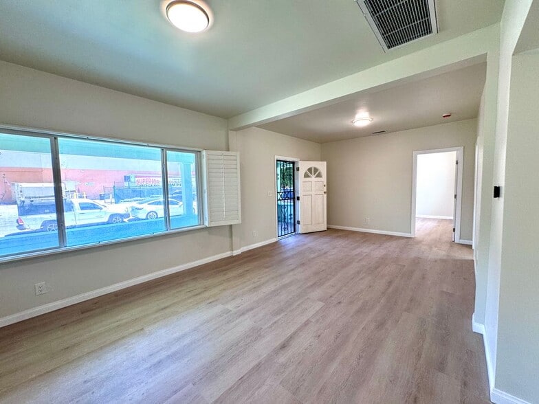 Building Photo - 319 N Rowan Ave