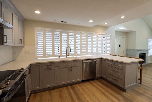 Building Photo - FULLY RENOVATED 3 BEDROOM, 2 BATHROOM TOWN...