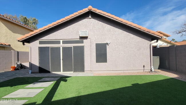 Building Photo - 8817 E Dahlia Dr