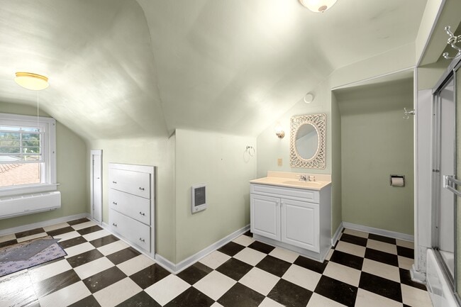 Building Photo - 2004 Hillcrest Rd