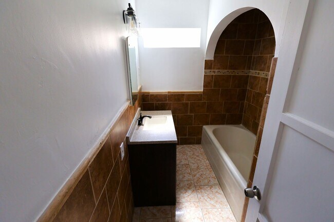 Building Photo - Updated and Stunning 2 Bedroom 1 Bathroom ...
