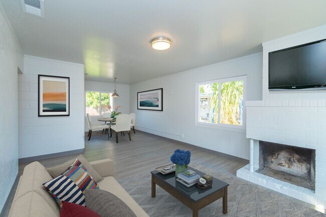 Building Photo - Cozy & Convenient 3 Bedroom Home with Spacious Living Areas