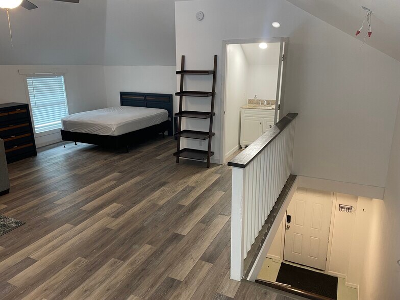 Queen size bed - 210 W Michigan Ave