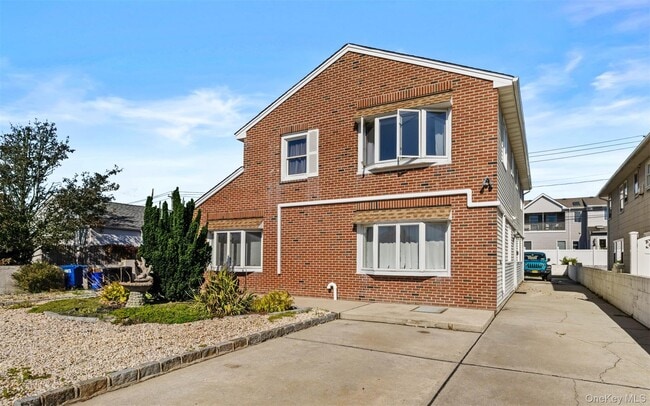 Building Photo - 539 W Park Ave