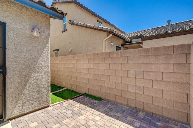 Building Photo - Exquisite Townhome - Life of luxury