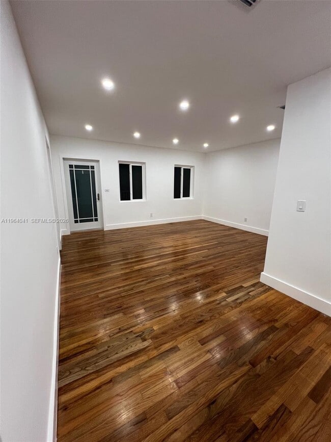 Building Photo - 424 Lavilla Dr