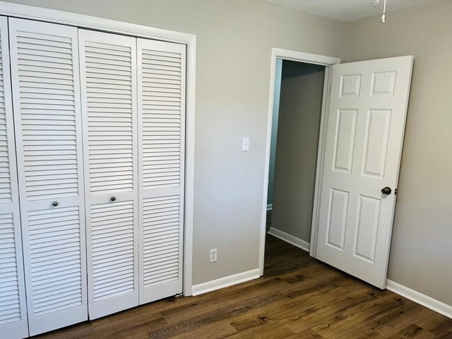 Building Photo - Wow! Beautiful brick 3 bedroom 2 bathroom home near Stone Mountain Village! Must See