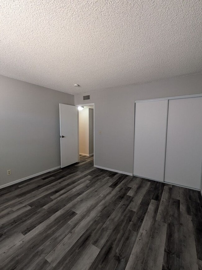 Building Photo - REMODELED 2 BEDROOM FOURPLEX UNIT