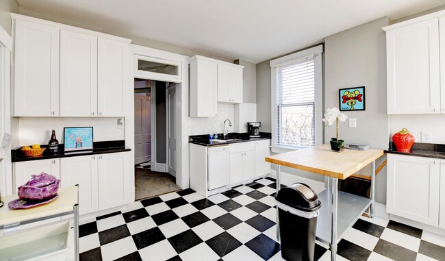 Building Photo - 705 Bryden Rd