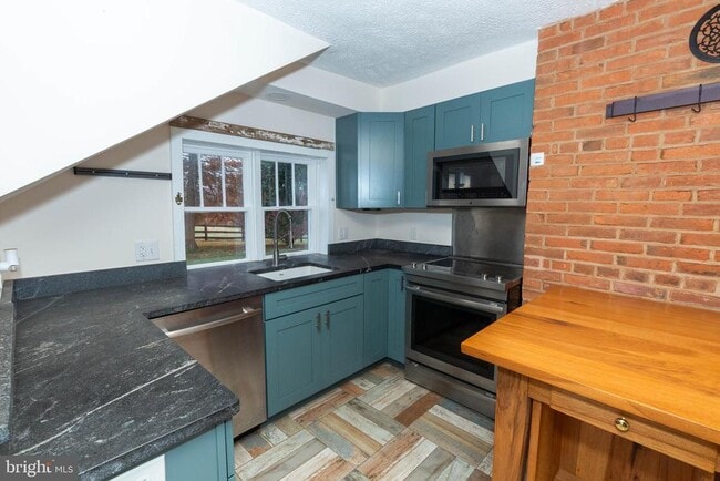 Building Photo - 562 Smithfield Ln