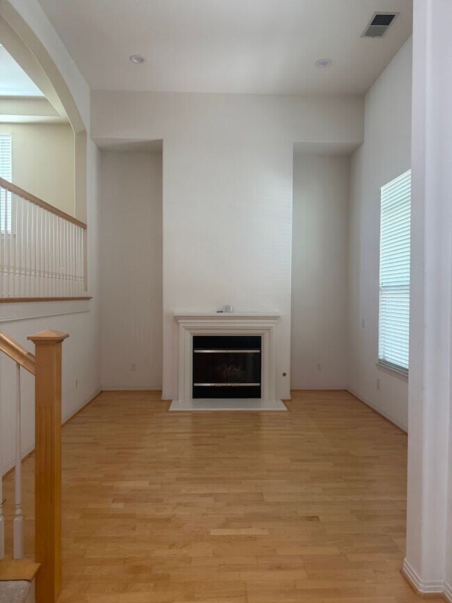 Building Photo - 2889 Plaza del Amo