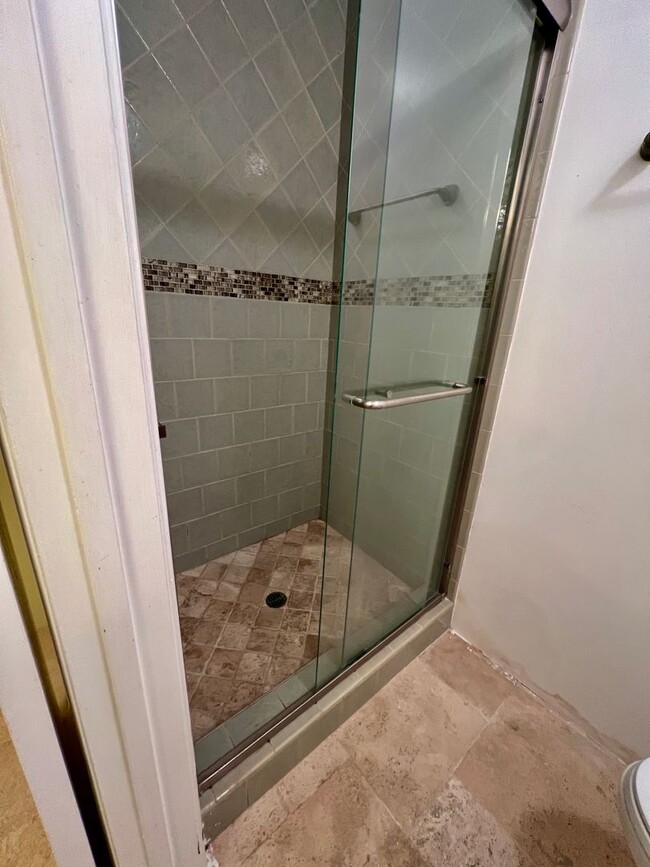 Building Photo - GREAT location, downstairs 2+2 condo