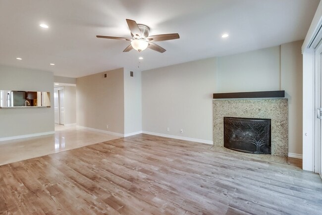 Building Photo - 6960 Golfcrest Dr