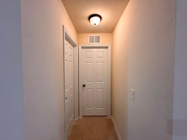 Building Photo - 3215 SW Santa Barbara Pl