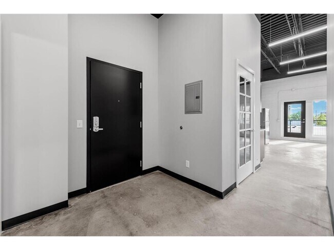 Building Photo - 801 SE 9th St