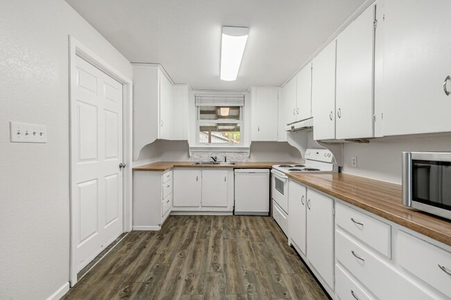 Building Photo - Central CDA rancher 2 bed 1 bath with 2 ca...