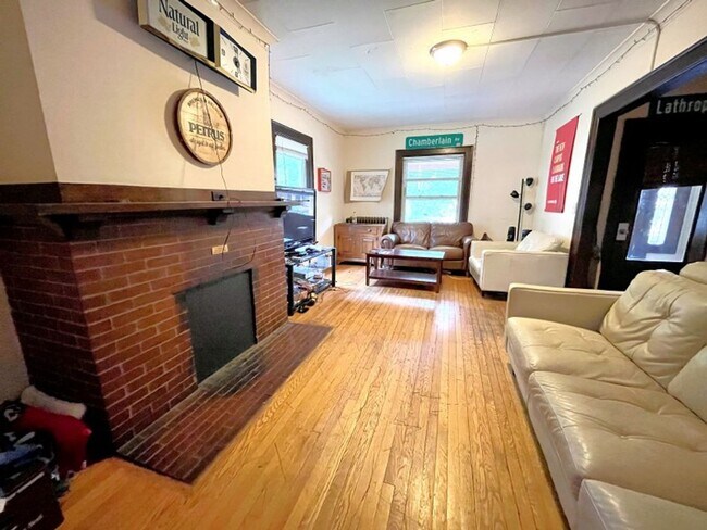 Building Photo - 30 Lathrop St