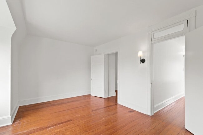 Building Photo - Spacious 1 Bedroom Apartment with Den - In Unit Laundry!