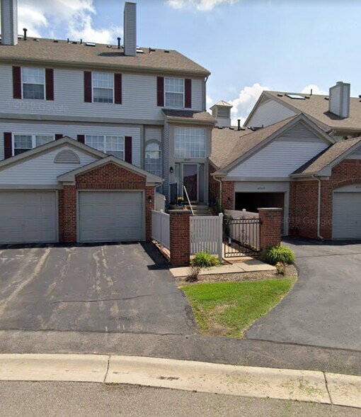 Primary Photo - 49467 Pointe Xing