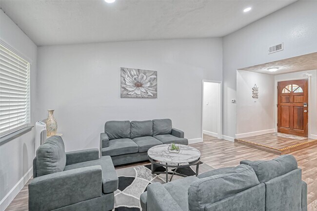 Building Photo - 11618 Corona Ln