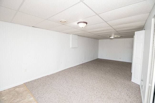 Building Photo - 2 bed 1 bath Duplex with basement in Portage