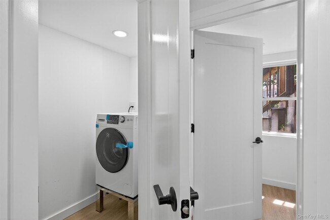 Building Photo - 165 W Main St