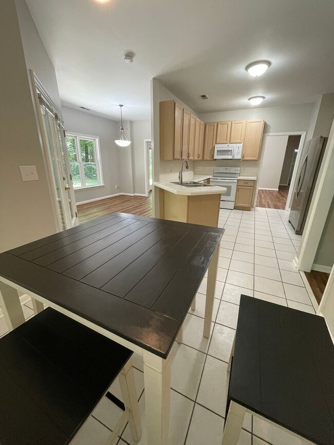 Building Photo - Charming, updated 3br house w/ separate ga...