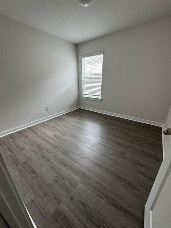 Building Photo - Move-in Ready in sought-after Larkspur Community!