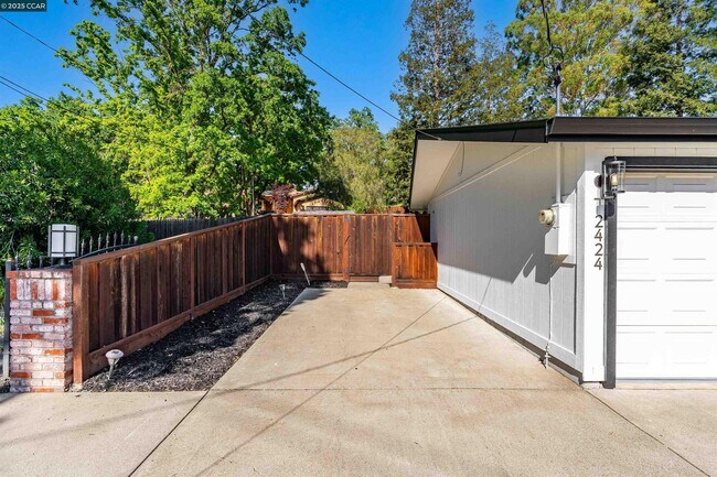 Building Photo - 2424 San Miguel Dr