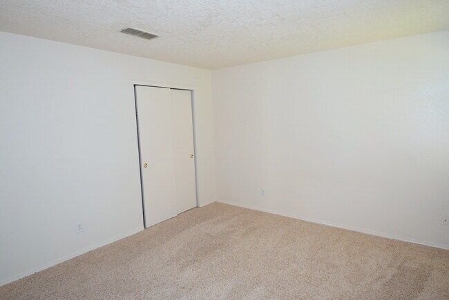 Building Photo - Great 3BR Home Near Cottonwood Mall!!